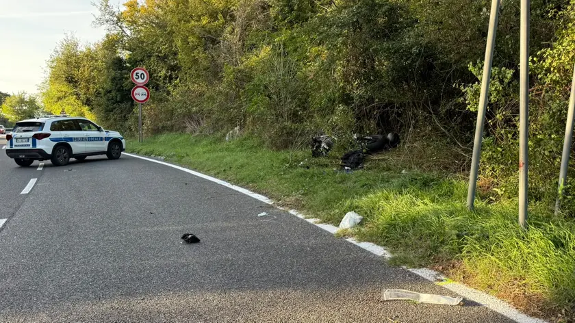 La moto fuori strada e i rilievi (fotoservizio Massimo Silvano)