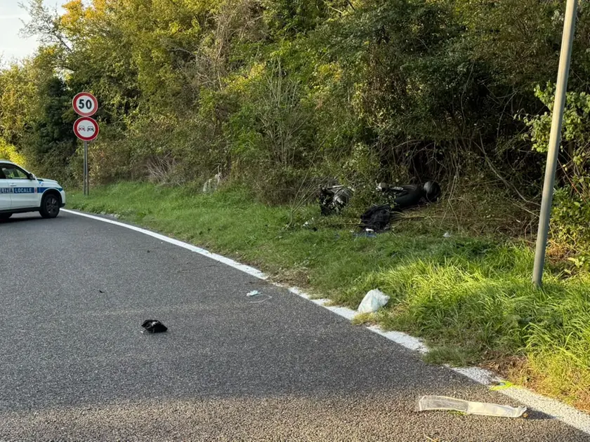 La moto fuori strada e i rilievi (fotoservizio Massimo Silvano)