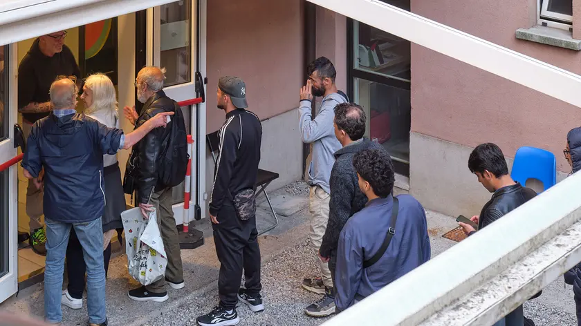 La fila alla mensa della Caritas (foto Massimo Silvano)