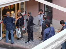 La fila alla mensa della Caritas (foto Massimo Silvano)