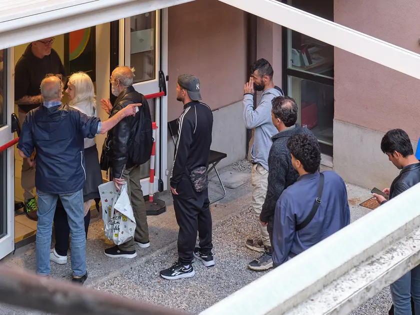 La fila alla mensa della Caritas (foto Massimo Silvano)