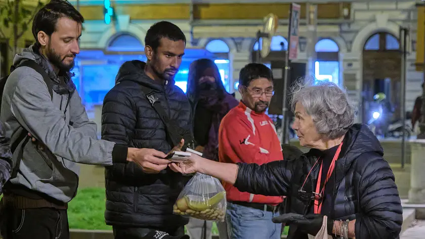 Volontarie delle associazioni impegnate in piazza Libertà Foto Silvano