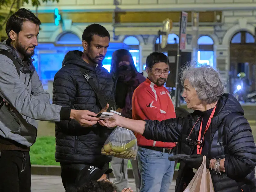 Volontarie delle associazioni impegnate in piazza Libertà Foto Silvano
