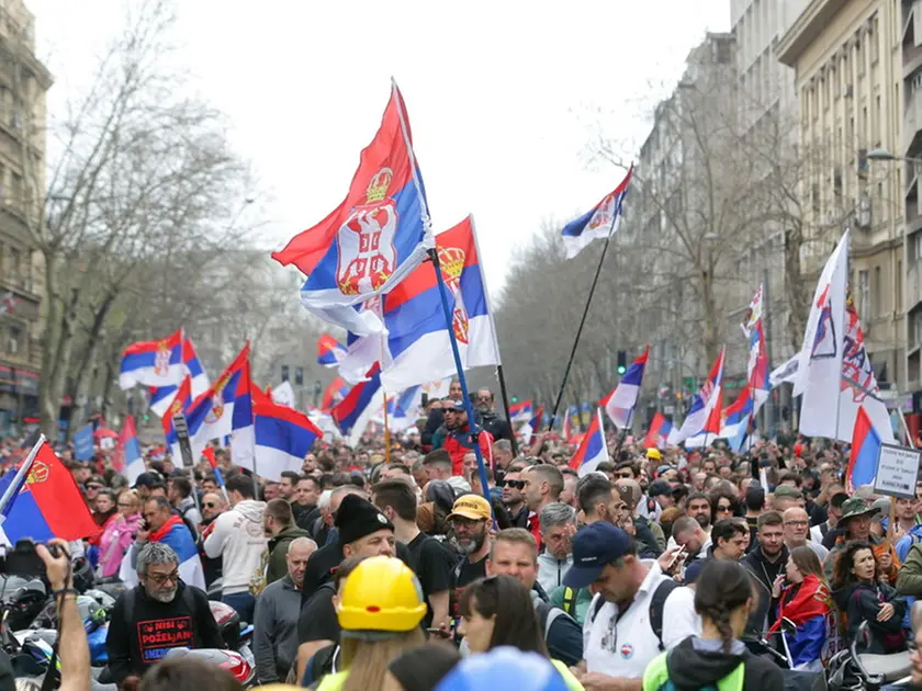 Una delle manifestazioni dei mesi scorsi a Belgrado