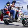 Sandra e il marito Mario Pecorari in Vespa