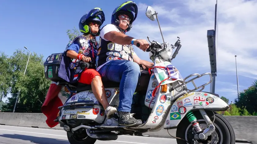 Sandra e il marito Mario Pecorari in Vespa