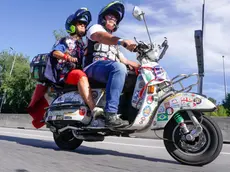 Sandra e il marito Mario Pecorari in Vespa
