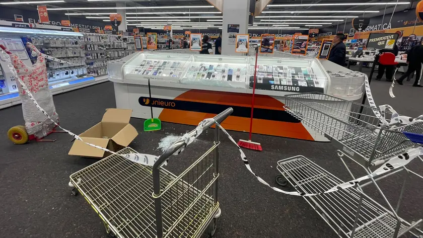 La spaccata all'Unieuro a Monfalcone