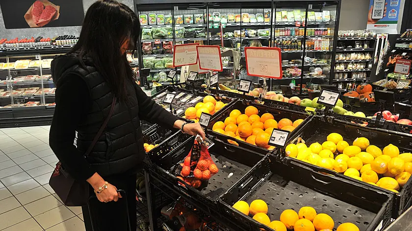 Un supermercato poco rifornito a Udine (foto Petrussi)
