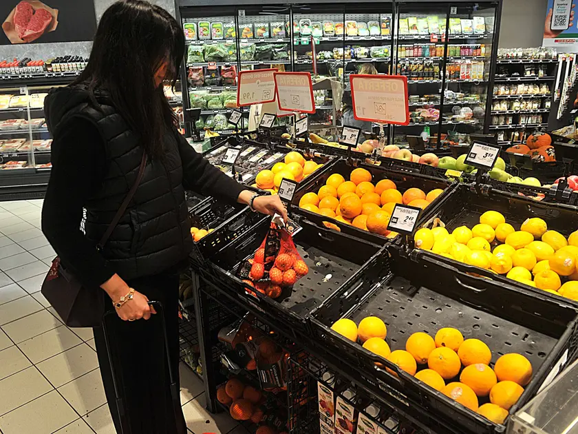 Un supermercato poco rifornito a Udine (foto Petrussi)