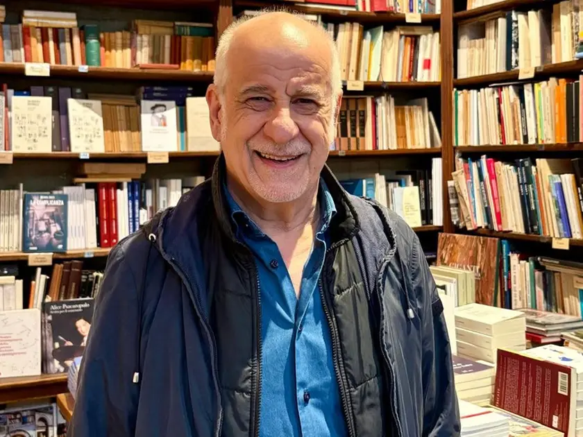 Toni Servillo in una foto postata dalla Libreria Saba