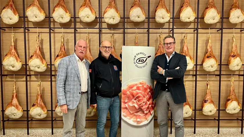 L'assessore regionale alla Salute Riccardo Riccardi (al centro) con il direttore generale del Consorzio del prosciutto di San Daniele Mario Cichetti (a destra) e il Direttore del Servizio prevenzione, sicurezza alimentare e sanità pubblica veterinaria della Regione Manlio Palei (a sinistra)