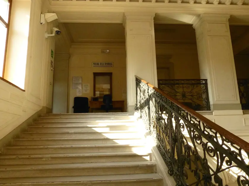 Uno dei corridoi interni del Tribunale di Gorizia, dove si è svolta l'udienza