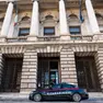 Una pattuglia dei carabinieri fuori dal Tribunale di Trieste