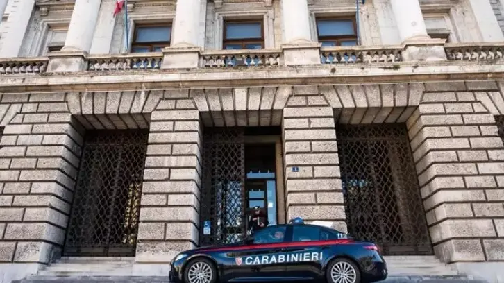 Una pattuglia dei carabinieri fuori dal Tribunale di Trieste