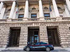 Una pattuglia dei carabinieri fuori dal Tribunale di Trieste