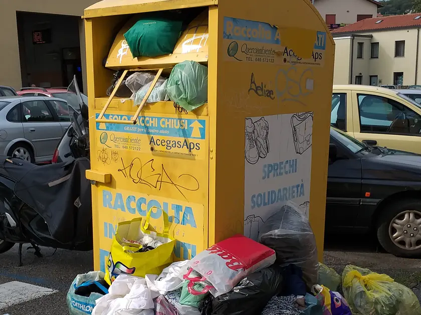 Scomparsi i cassonetti per la raccolta dei vestiti, si cambia modalità (foto Tibaldi)