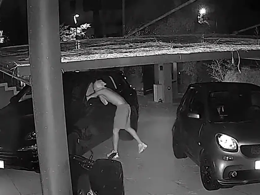 Uno dei frame dei video di sicurezza: il ragazzo è stato ripreso dalle telecamere