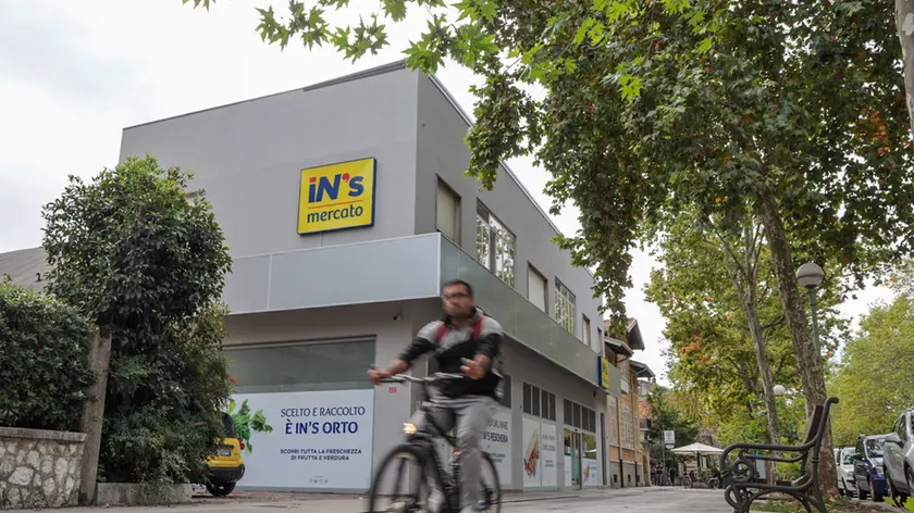 L’esterno del supermercato In’s di Corso Italia (Foto Tibaldi)