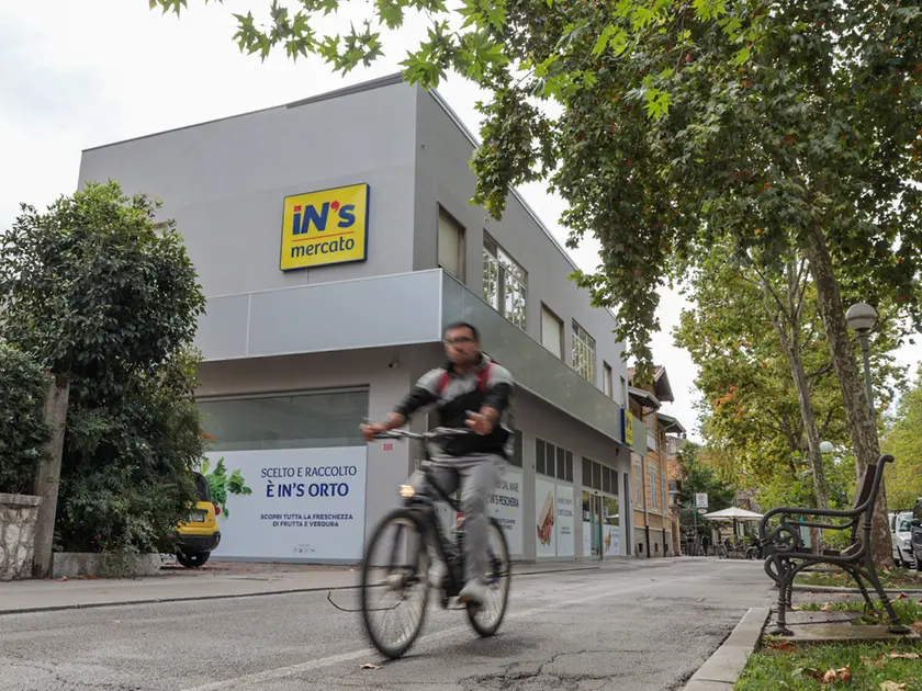 L’esterno del supermercato In’s di Corso Italia (Foto Tibaldi)