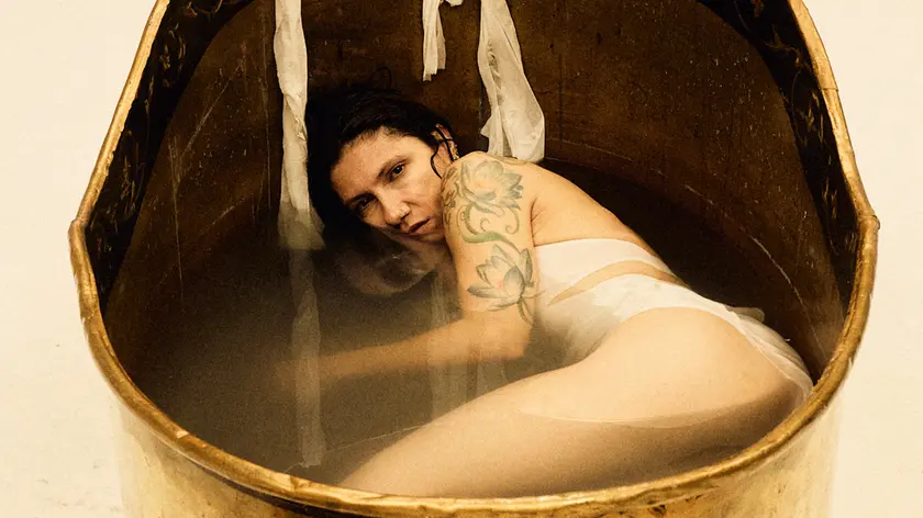 Elisa in una scena del documentario “Kintsugi… e sono la mia opera”