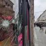 I danni alle vetrine durante le proteste della settimana scorsa a Milano