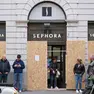 Il negozio Sephora con le vetrine protette (Silvano)