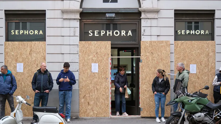 Il negozio Sephora con le vetrine protette (Silvano)