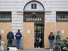Il negozio Sephora con le vetrine protette (Silvano)