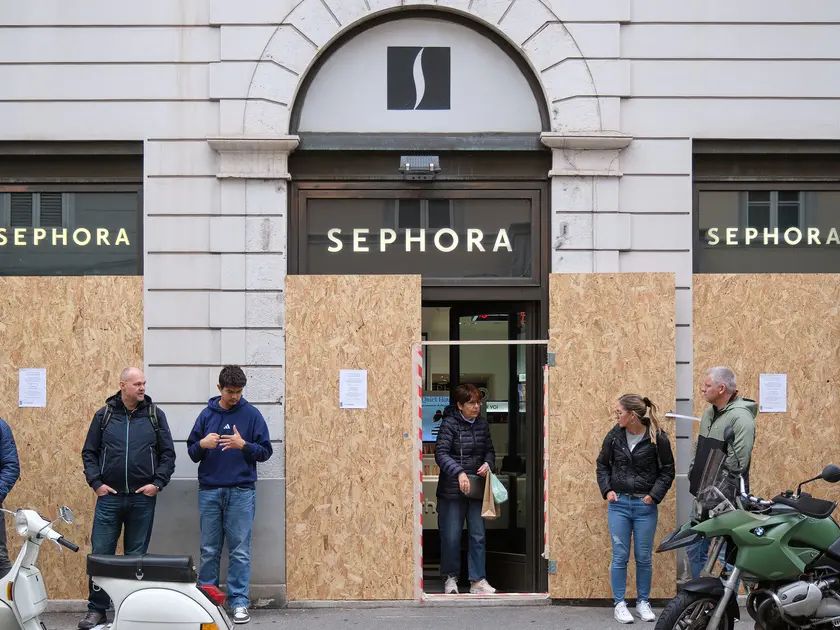 Il negozio Sephora con le vetrine protette (Silvano)