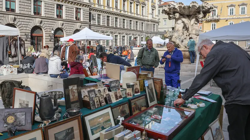 I mercatini in piazza Vittorio (Foto servizio Lasorte)
