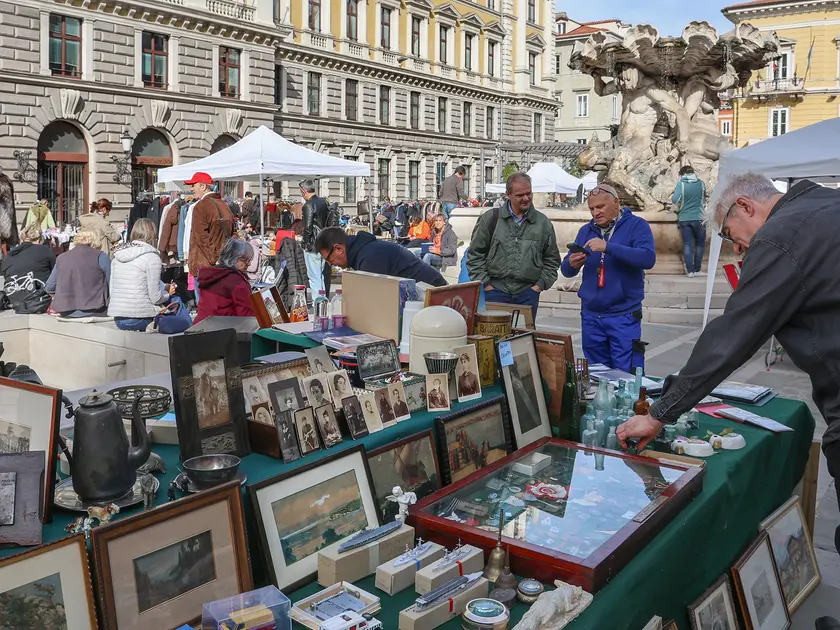 I mercatini in piazza Vittorio (Foto servizio Lasorte)