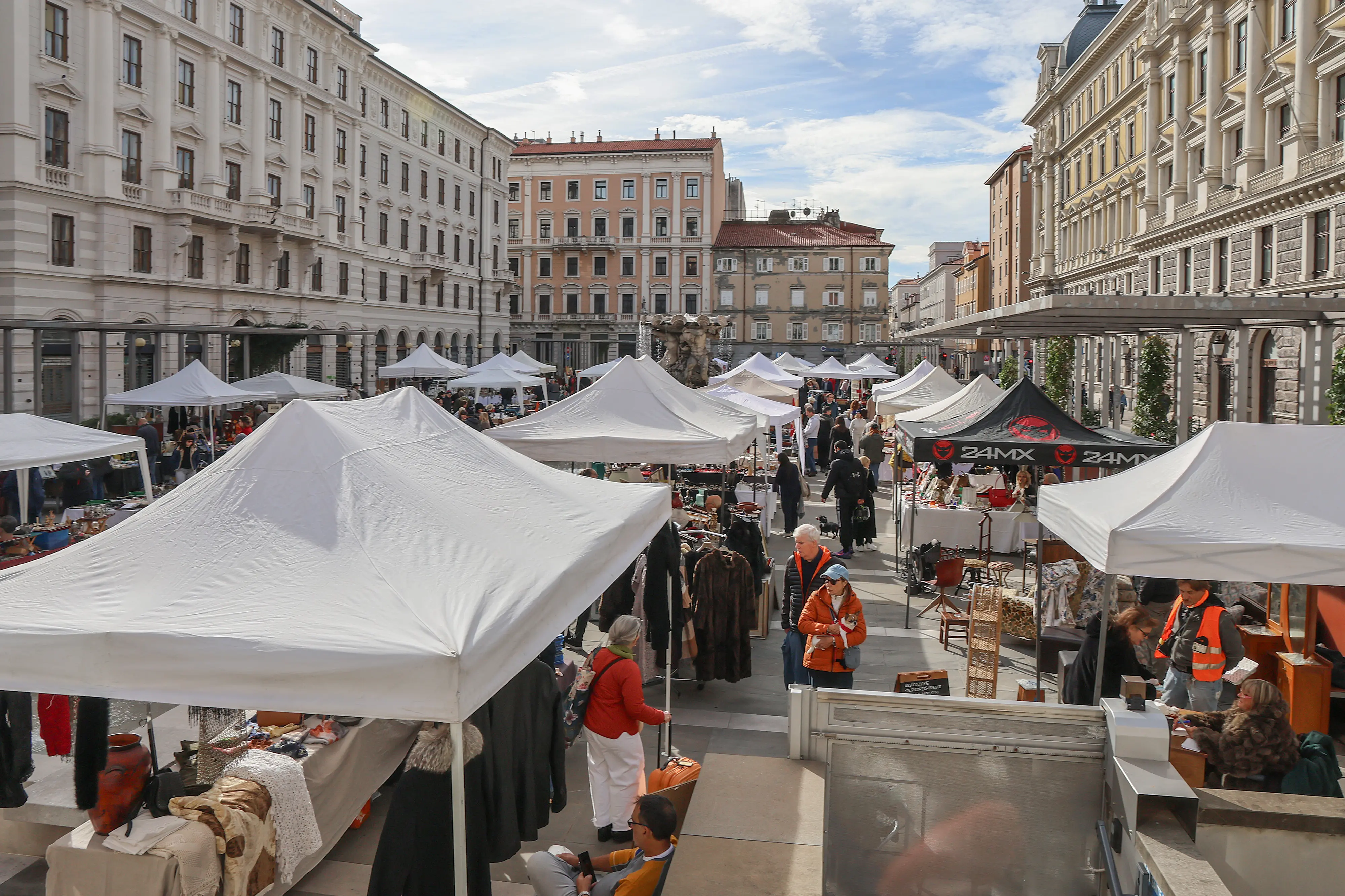 Lasorte Trieste 25/10/26 - Piazza Vittorio Veneto, Mercatino, ATTENZIONE DIDASCALIA CORRETTA