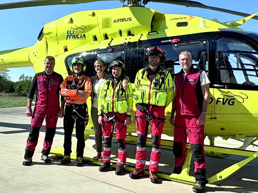 L’equipaggio al completo davanti all’elisoccorso: in borghese c’è la direttrice del servizio Alessandra Spasiano