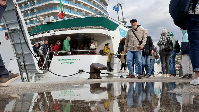 Passeggeri sul Delfino Verde nonostante la pioggia (Lasorte)