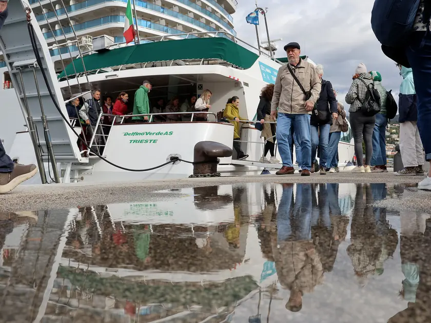 Passeggeri sul Delfino Verde nonostante la pioggia (Lasorte)