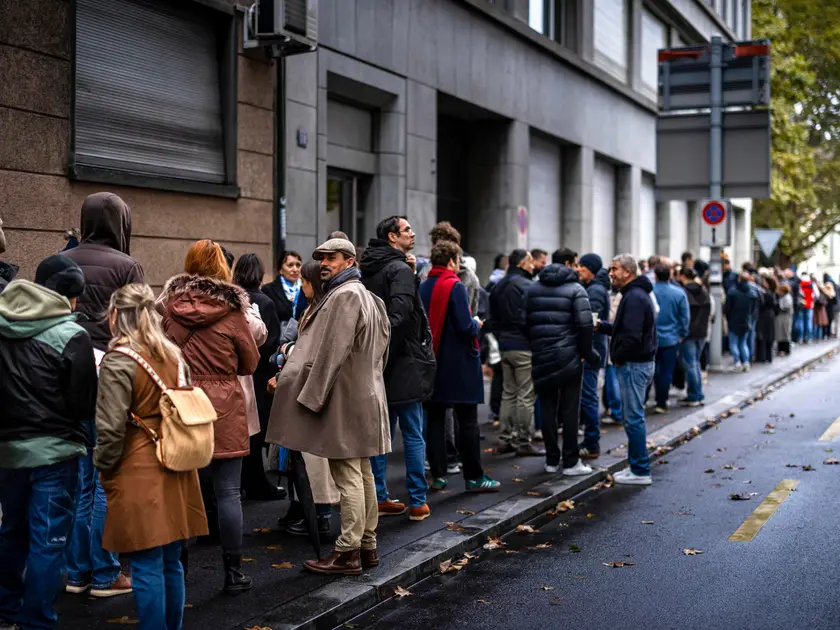 Serbi in fila fuori dal consolato per votare