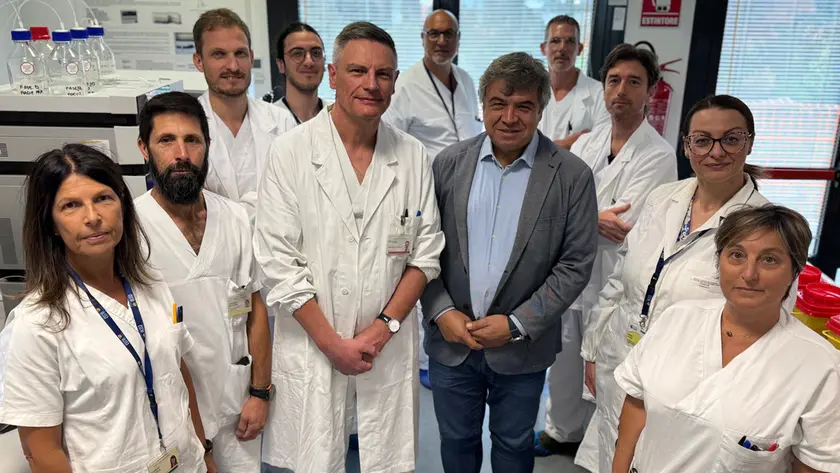 Al centro il dg dell’Usl 3 Massimo Zuin e il direttore del Laboratorio di tossicologia clinica e forense Giampietro Frison con parte della sua équipe