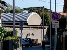 Decine di foglietti con insulti e intimidazioni di morte in via Santa Rita