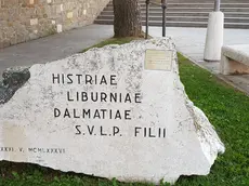 Il masso istriano di largo della Vittoria: qui l'opposizione chiede di collocare la targa dedicata a Norma Cossetto