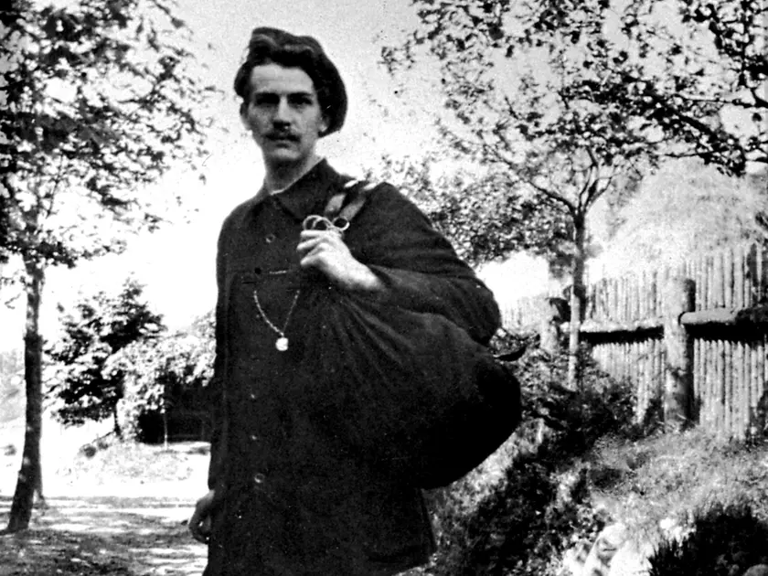 Una splendida immagine di Scipio Slataper fotografato nel «suo Carso»