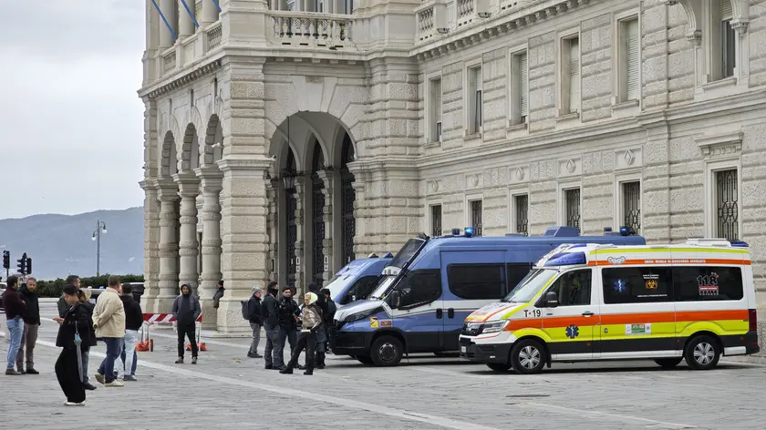 Forze dell'ordine schierate in piazza Unità (Foto Lasorte)