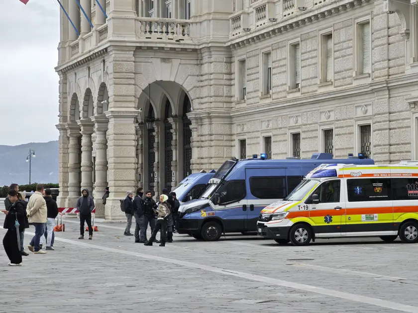 Forze dell'ordine schierate in piazza Unità (Foto Lasorte)