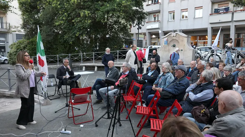 Un incontro del Pd in piazza Puecher (Foto Lasorte)