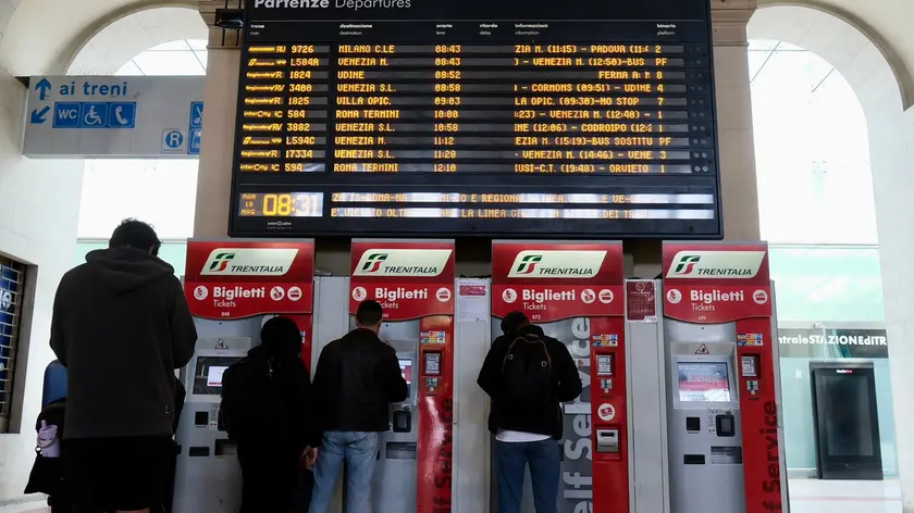 Fila per i biglietti alla stazione di Trieste (Silvano)