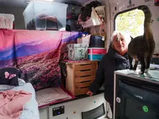 Claudia Blasig nel camper con uno dei suoi gatti Foto Daniele Tibaldi