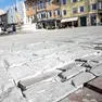 Lo stato in cui versa la pavimentazione di piazza Vittoria (Foto Tibaldi)