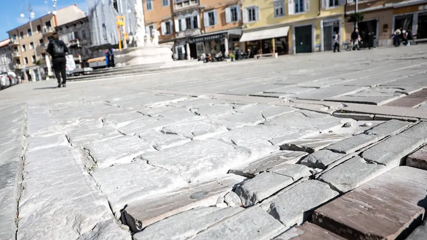 Lo stato in cui versa la pavimentazione di piazza Vittoria (Foto Tibaldi)