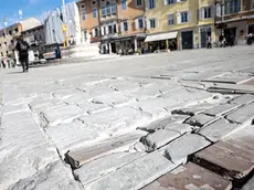 Lo stato in cui versa la pavimentazione di piazza Vittoria (Foto Tibaldi)