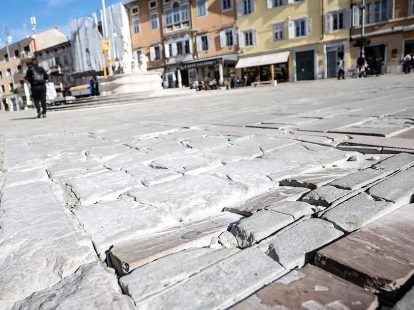 Lo stato in cui versa la pavimentazione di piazza Vittoria (Foto Tibaldi)